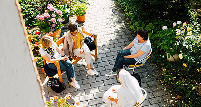 Gespräch im Garten des katholischen Hospizes St. Martin in Degerloch