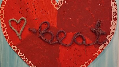 Das Bild zeigt ein großes Herz. Das Kunstwerk haben Jugendliche in der Trauergruppe Heartbeat angefertigt. 